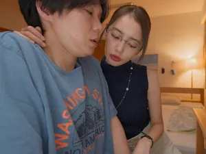 Em nhân viên massage bí mật nhét cu vào lồn