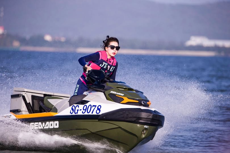 Chàng trai thất tình đi đi giã ngoại trúng số gặp được 2 cô nàng tốt bụng an ủi